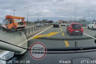 Příkladná jízda byla řidiči k ničemu. Ze zatáčky do něj naletěl blázen ve starém autě | Mistři volantu